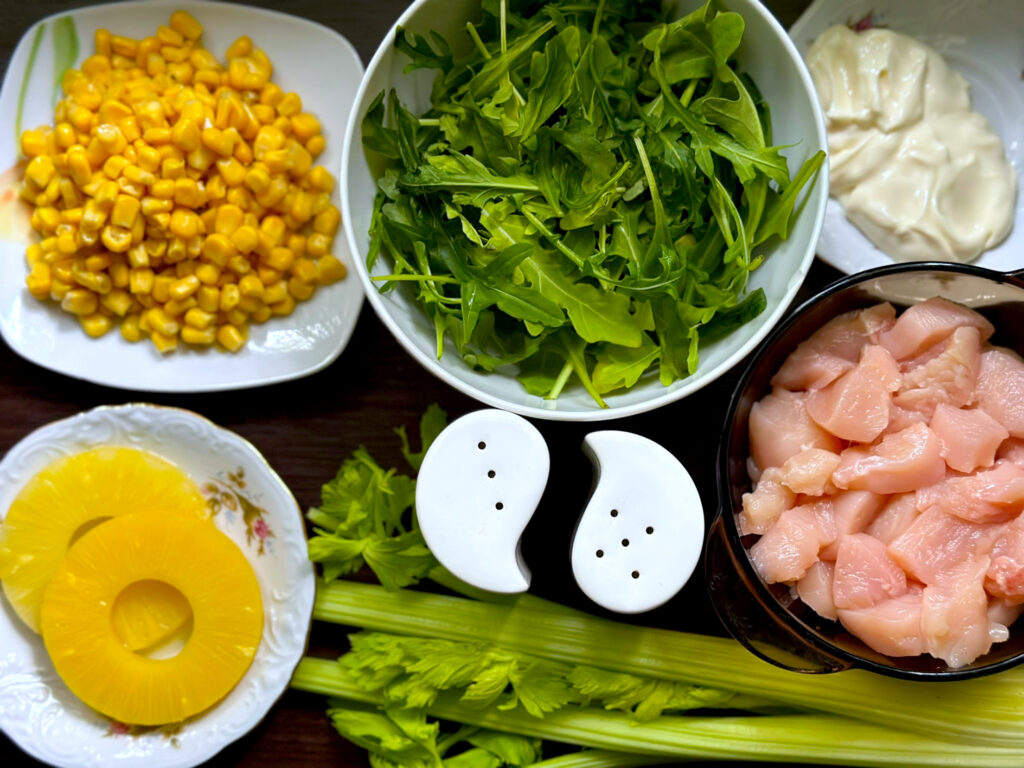 Sałatka z kurczaka i selera naciowego - składniki przed przygotowaniem