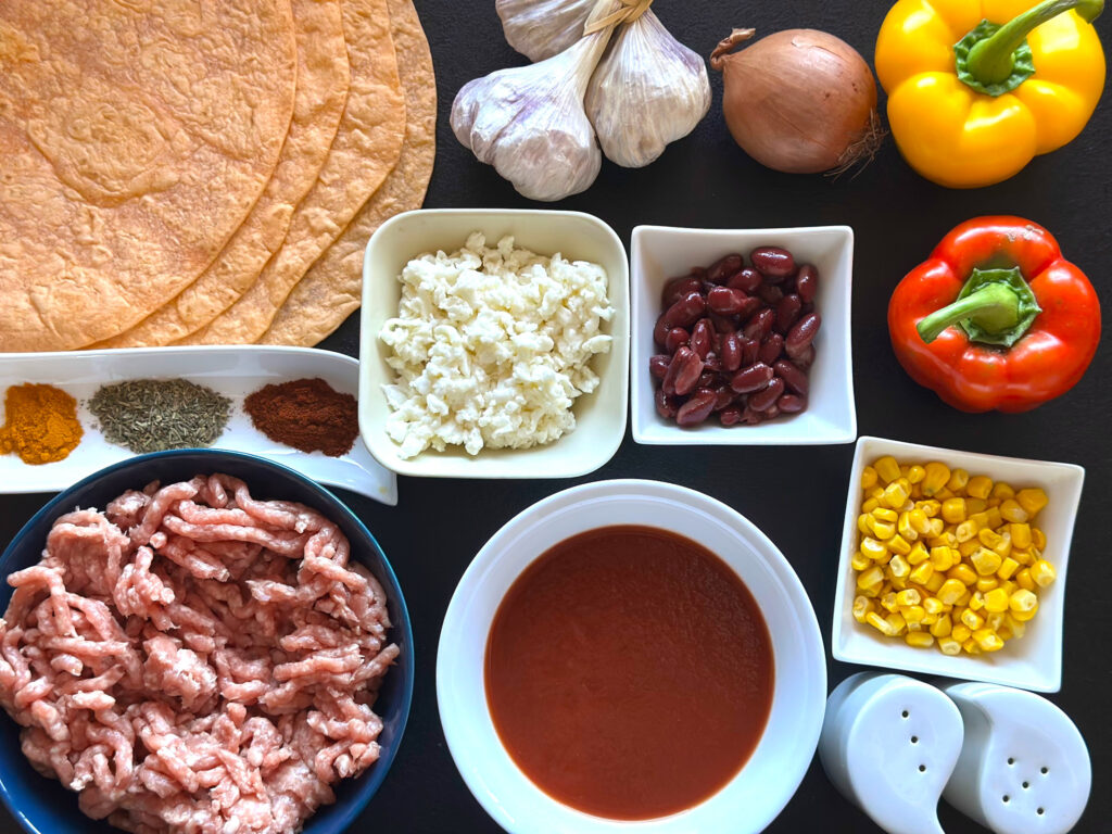 Tortilla z wieprzowiną i mozzarellą - składniki przed przygotowaniem