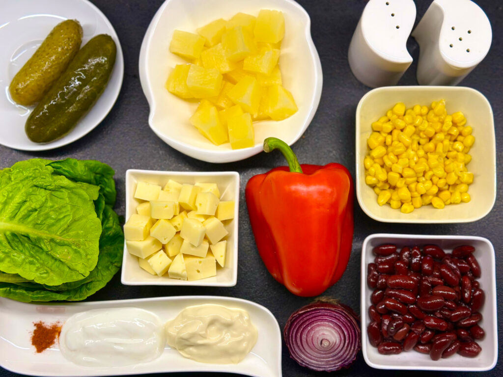 Sałatka meksykańska z ananasem - składniki przed przygotowaniem