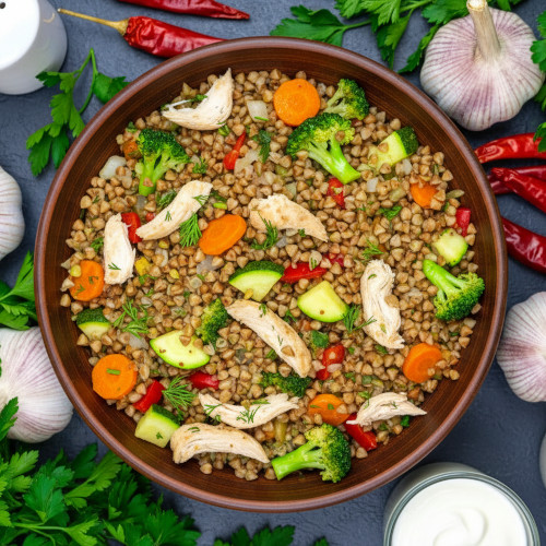 Plan obiadów na tydzień - 7 pomysłów na szybkie i domowe obiady - Kasza z warzywami i kurczakiem