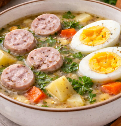 Żurek wielkanocny – tradycyjny żurek z białą kiełbasą