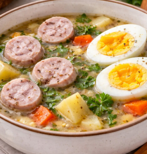 Żurek wielkanocny – tradycyjny żurek z białą kiełbasą