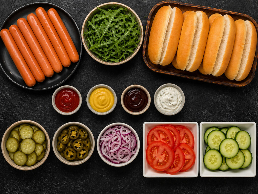 Hot dogi z grilla w trzech wersjach - składniki przed przygotowaniem