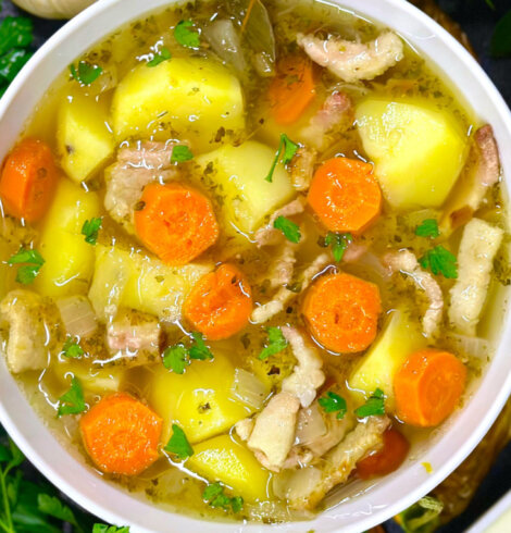 Kartoflanka z boczkiem i kiełbasą – tradycyjna zupa ziemniaczana