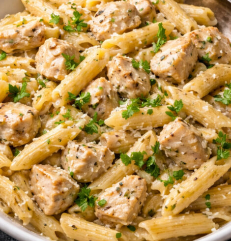 Makaron z kurczakiem w sosie śmietanowym – obiad w 30 minut