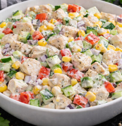 Sałatka z kurczakiem i jogurtem – zdrowa sałatka na szybki posiłek