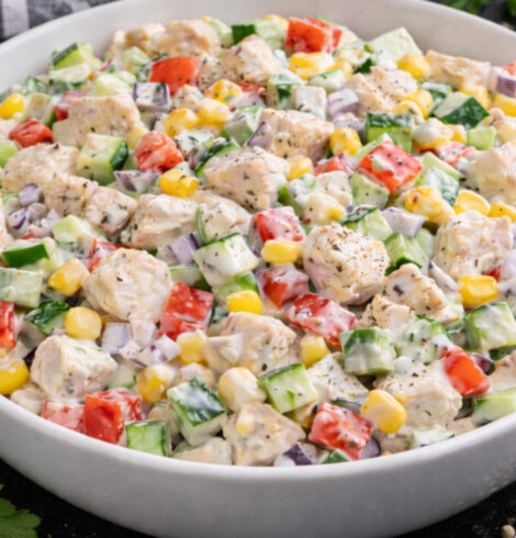 Sałatka z kurczakiem i jogurtem – zdrowa sałatka na szybki posiłek