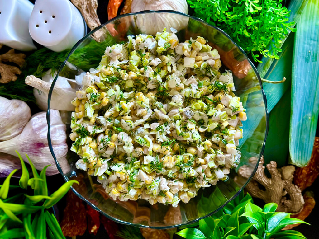 Sałatka z pora i jajek – szybka i prosta sałatka na każdą okazję - gotowe danie