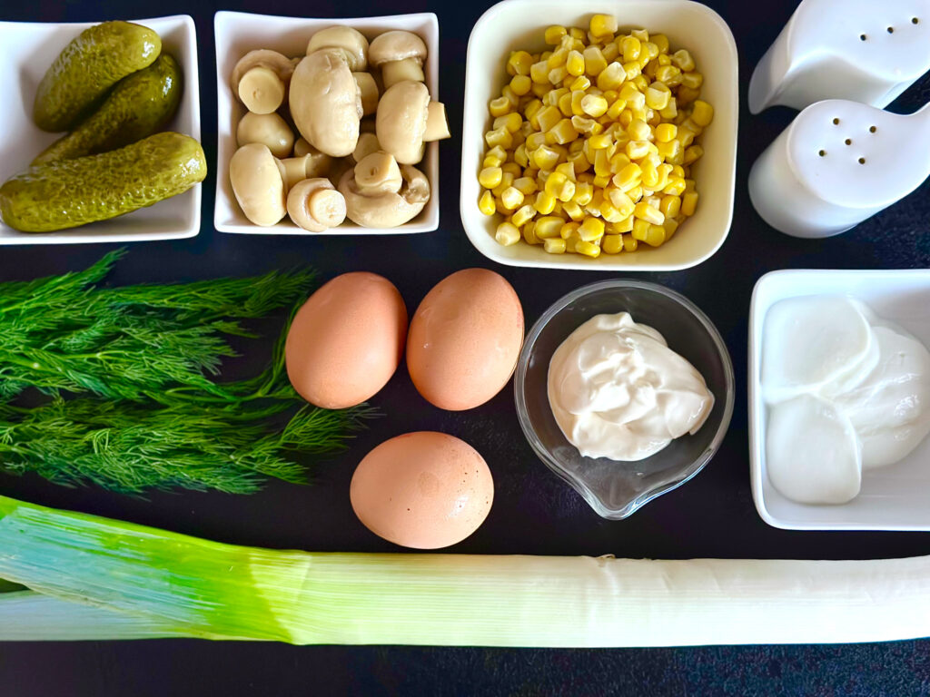 Sałatka z pora i jajek – szybka i prosta sałatka na każdą okazję - składniki przed przygotowaniem